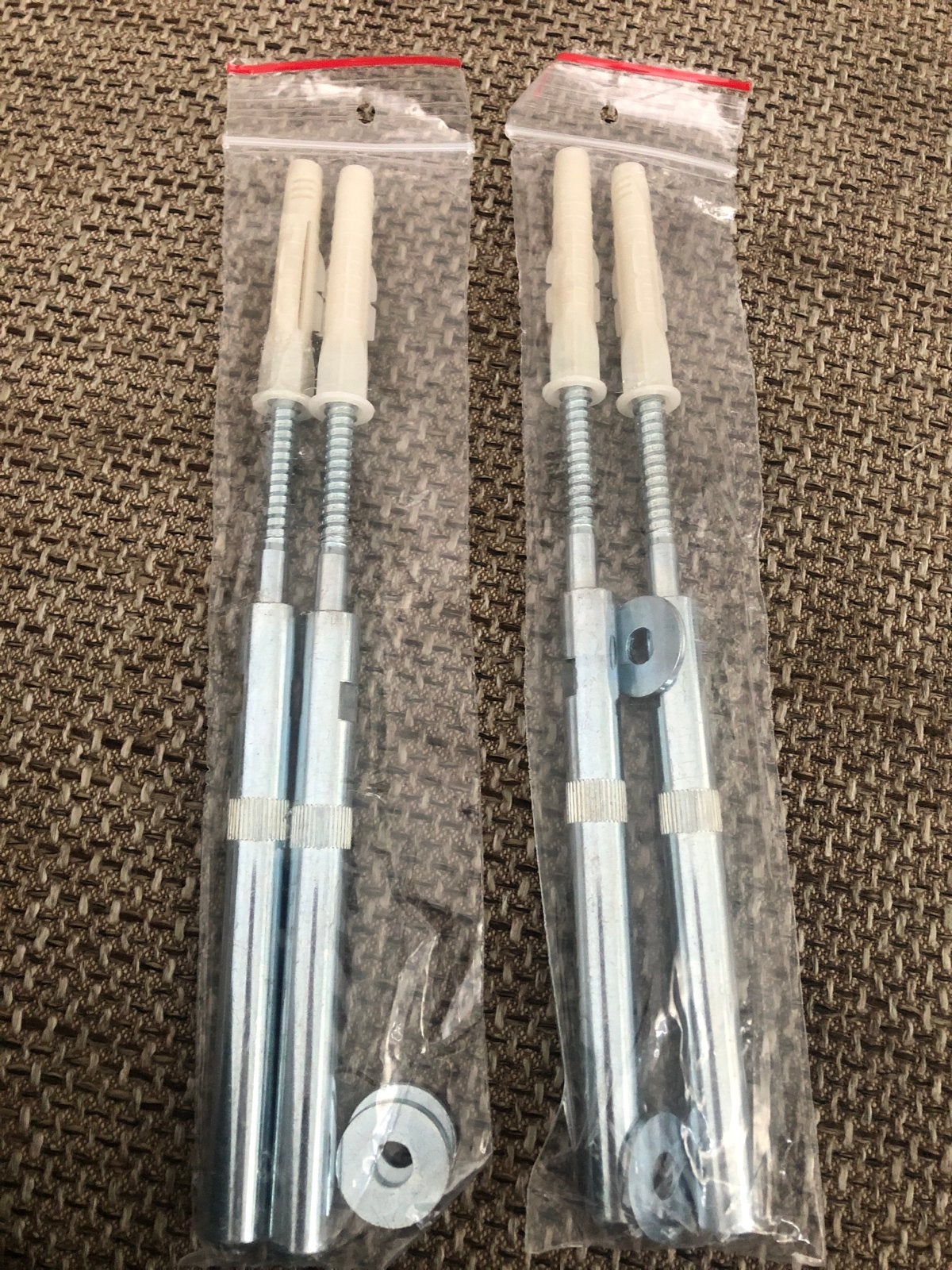 Nieuwe pluggen en schroeven set (2 stuks), Doe-het-zelf en Verbouw, IJzerwaren en Bevestigingsmiddelen, Ophalen, Nieuw, 100 tot 250 mm