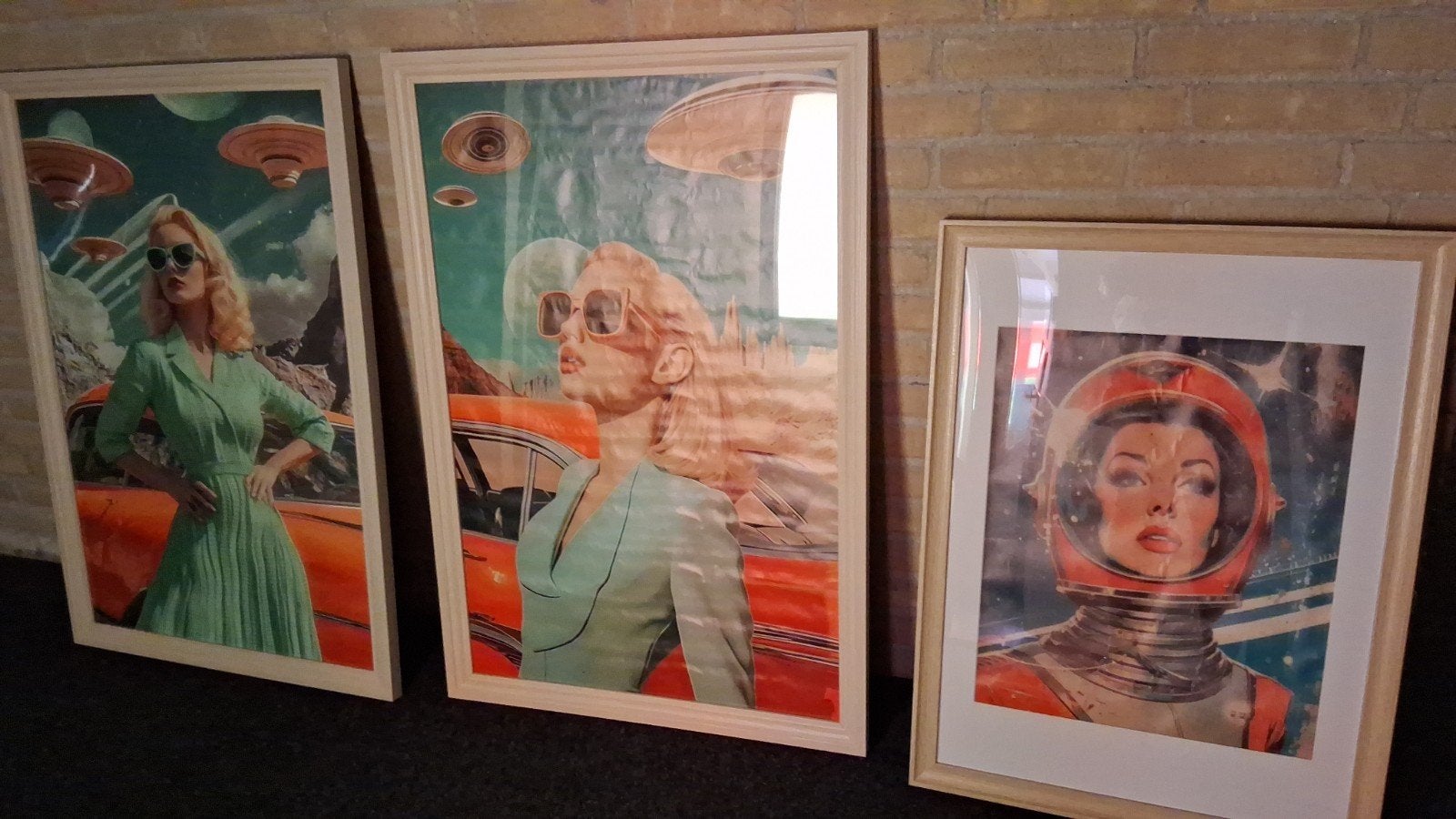 Moderne Pop Art Prints - Astronaut & Retro Vrouw, Figuren, Papier/karton, Print, Ingelijst