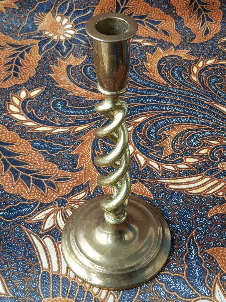 Mooie antieke Barley twist kandelaar uit Engeland 25,3 cm., Antiek en Kunst, Ophalen of Verzenden, Koper of Brons