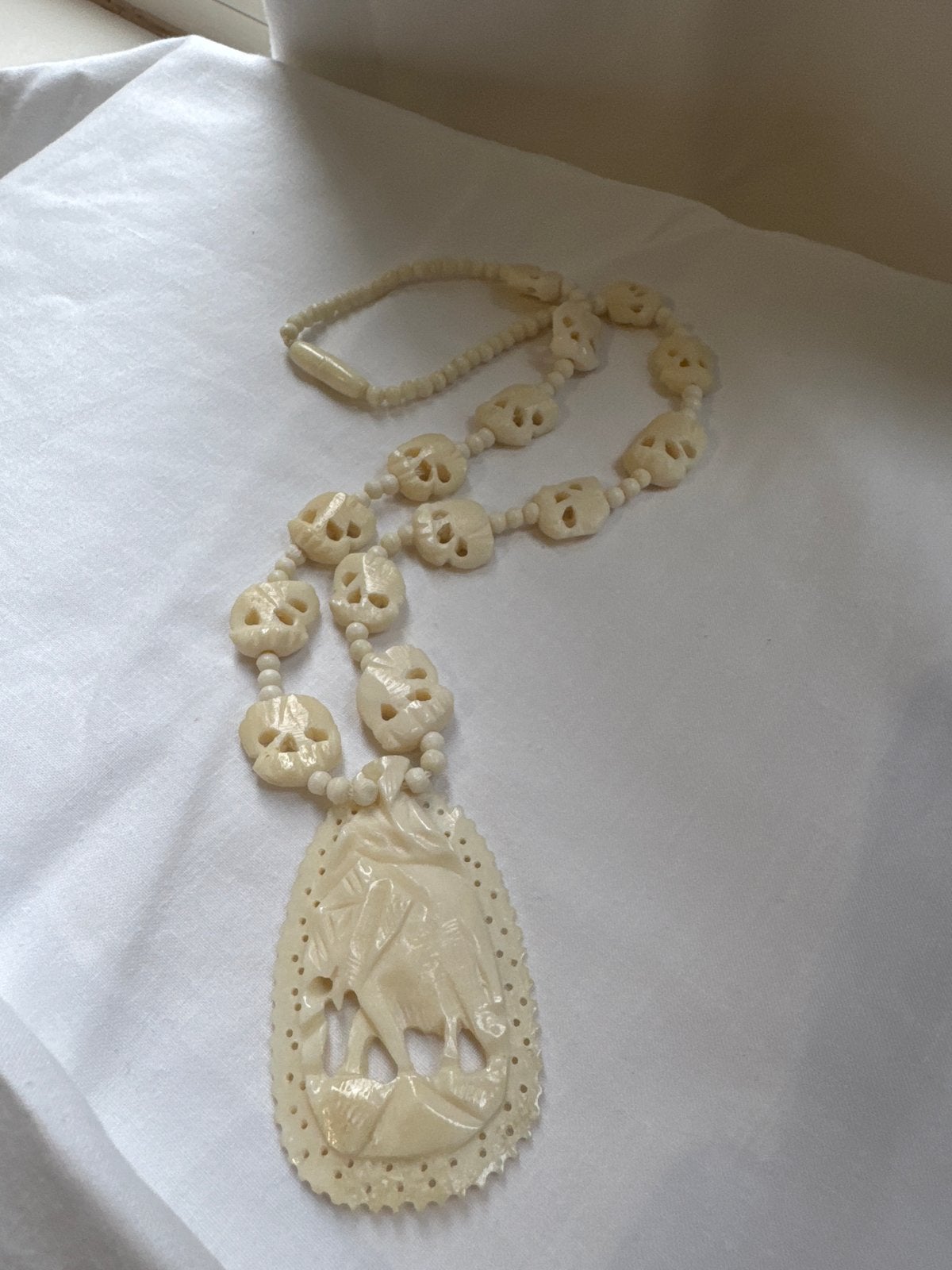 Vintage ketting met olifant hanger en schedel kralen, Gebruikt, Beige, Ophalen of Verzenden, Overige materialen