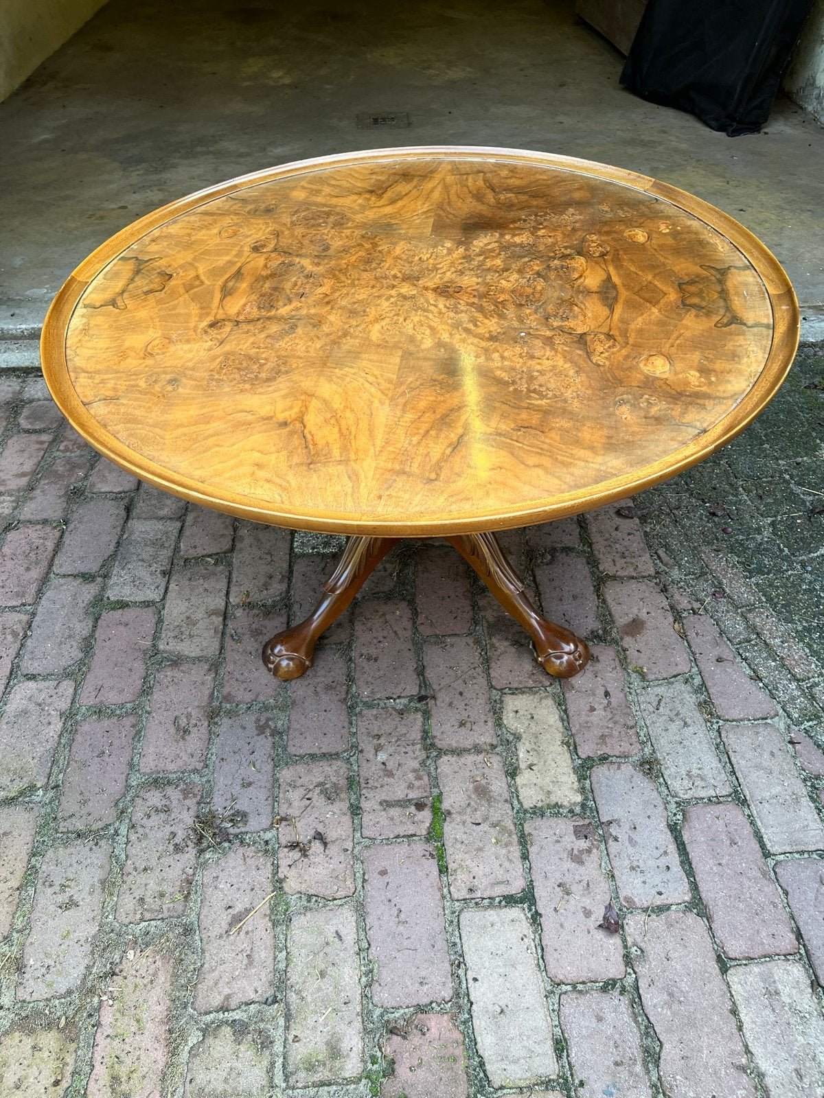Antieke salontafel met klauwpoten en wortelnoten blad, Antiek en Kunst, Ophalen