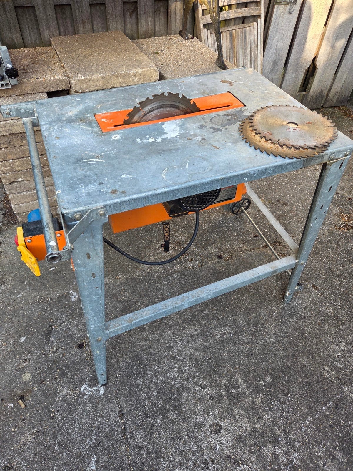 goede stevige zaagtafel met  bladen, Ophalen, Gebruikt, Cirkelzaag, 30 tot 70 mm