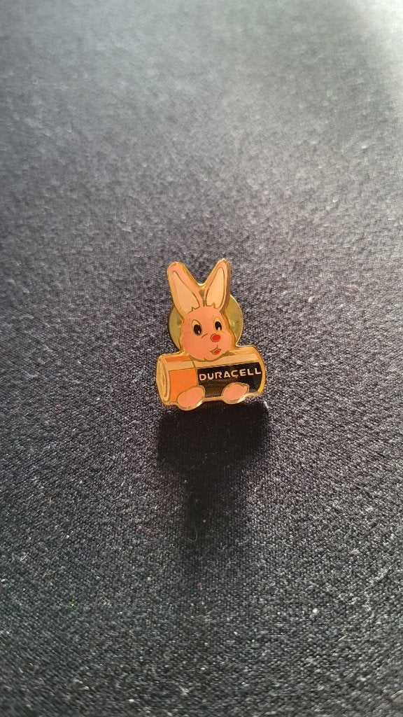 Vintage Duracell Konijn Pin - Batterij, Verzamelen, Ophalen of Verzenden, Zo goed als nieuw, Merk, Speldje of Pin