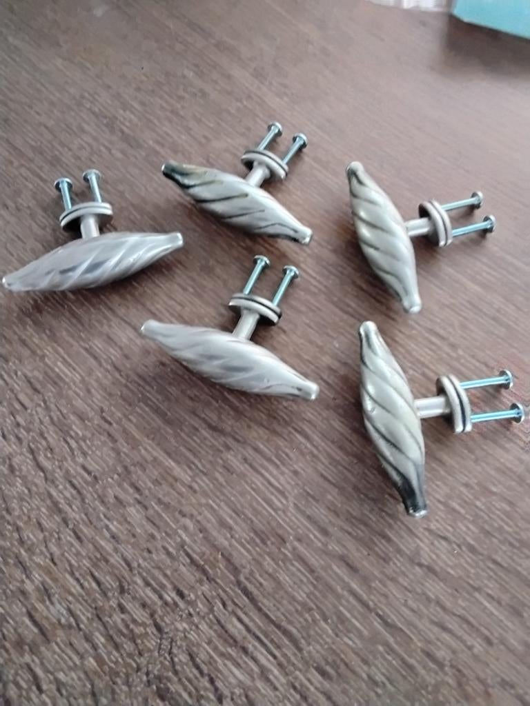 28 stuks handgrepen metaal 9cm  breed4.5 diep, Ophalen of Verzenden, Gebruikt, Overige metalen