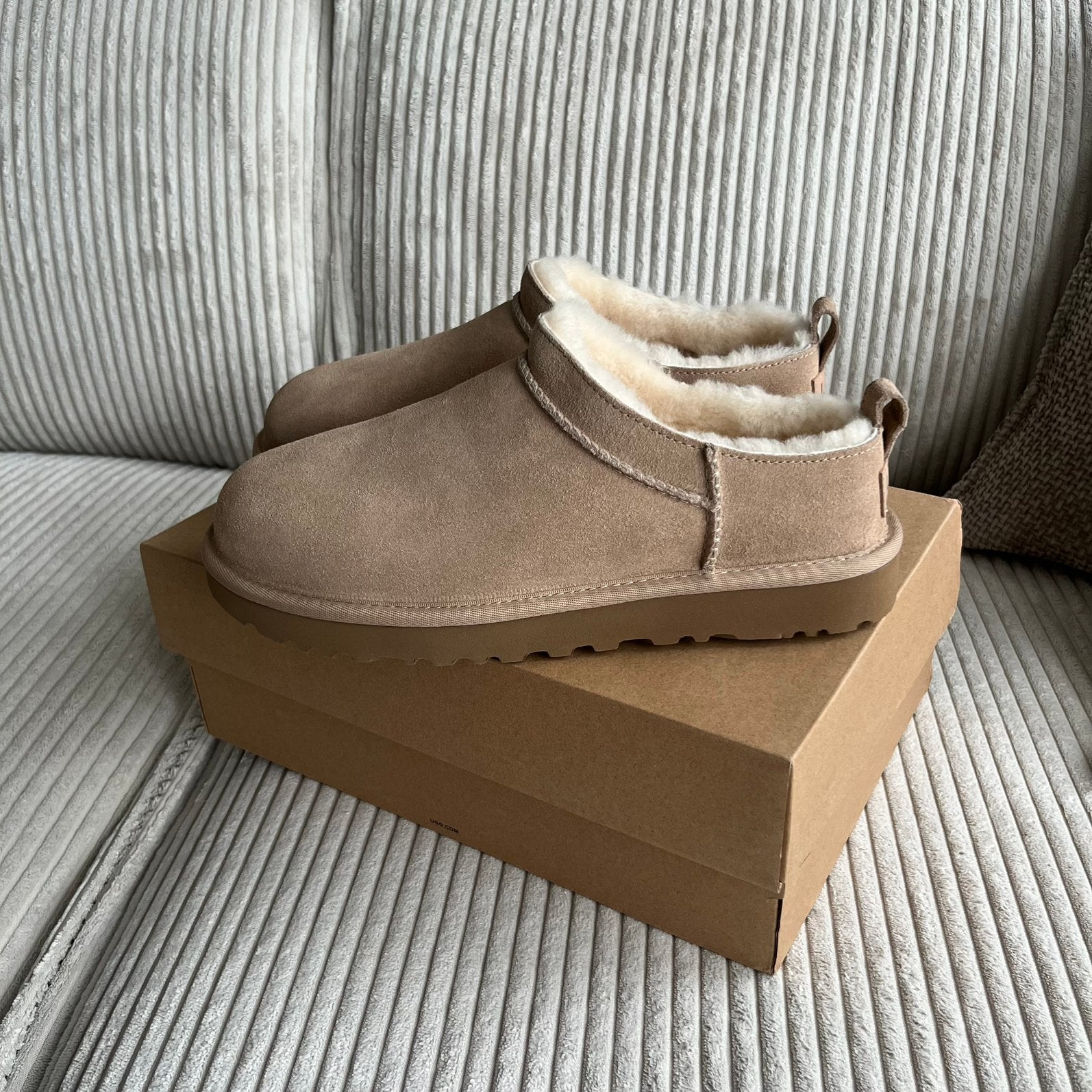 Ugg classic micro sand laarzen nieuw in doos - schoenen uggs, Beige, Lage of Enkellaarzen, Nieuw, Ophalen of Verzenden