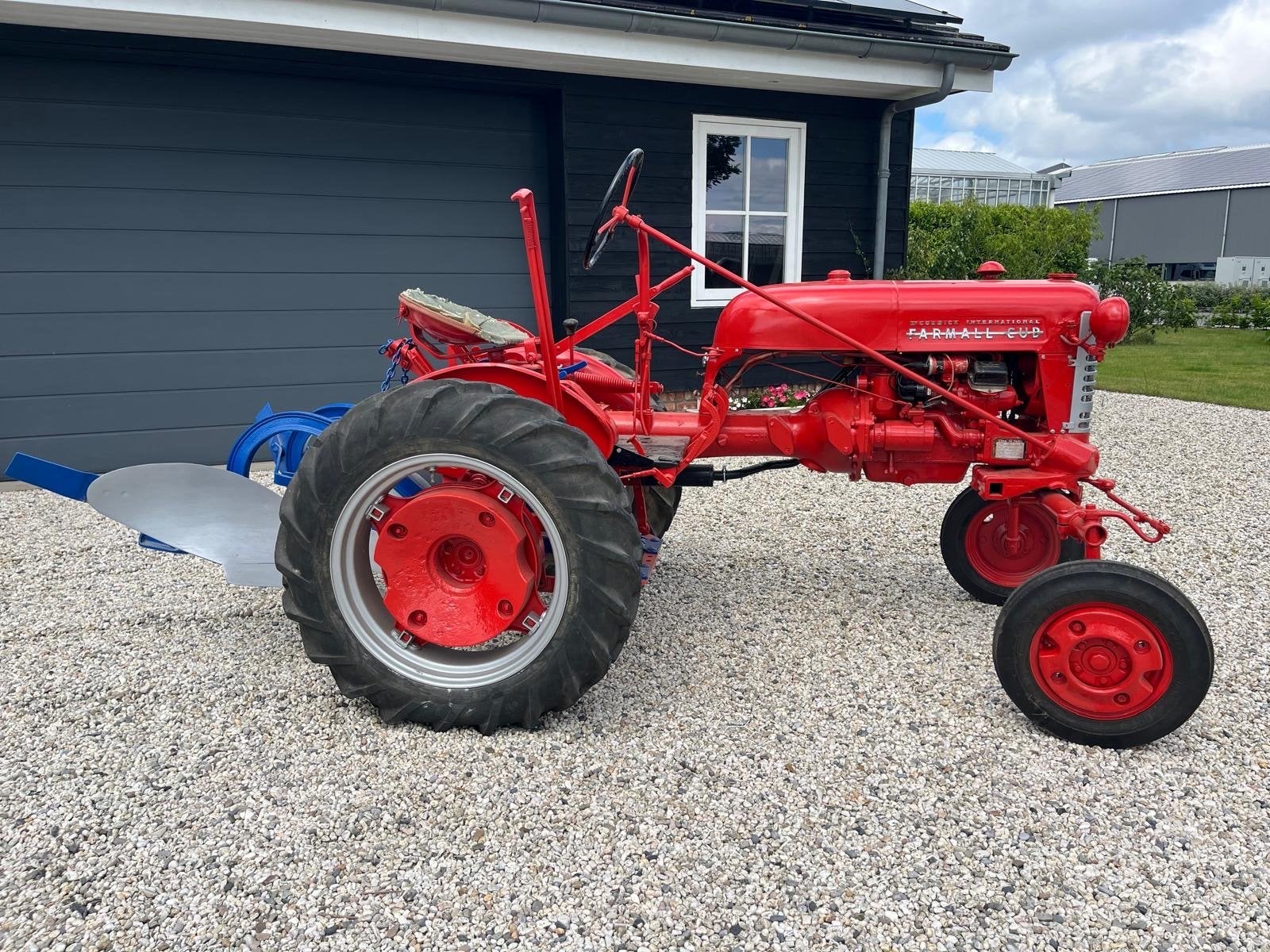 Franse Farmall Cub Oldtimer Tractor met ploeg, Ophalen