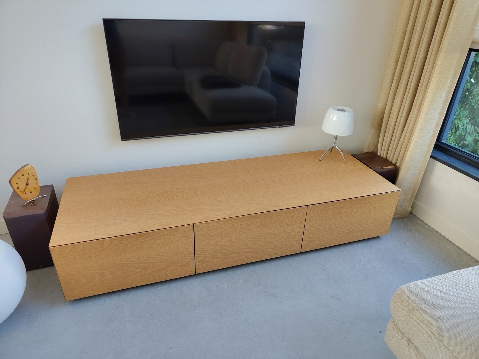 Eiken TV-kast op maat met kabelmanagement, Huis en Inrichting, Ophalen, Zo goed als nieuw, Hout, Cd's of Dvd's