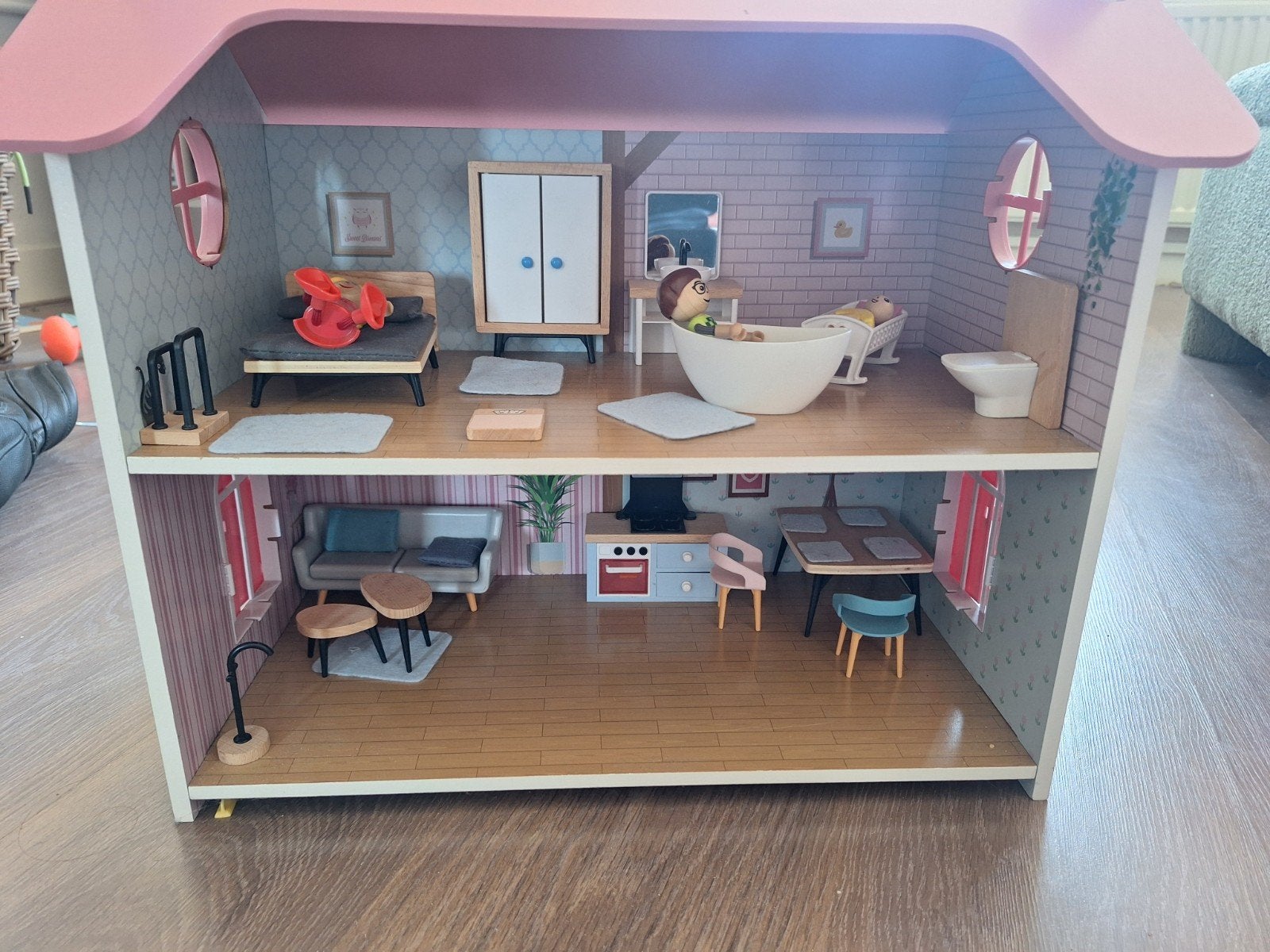 Houten poppenhuis met meubels en poppen, Kinderen en Baby's, Speelgoed | Poppen, Ophalen, Babypop