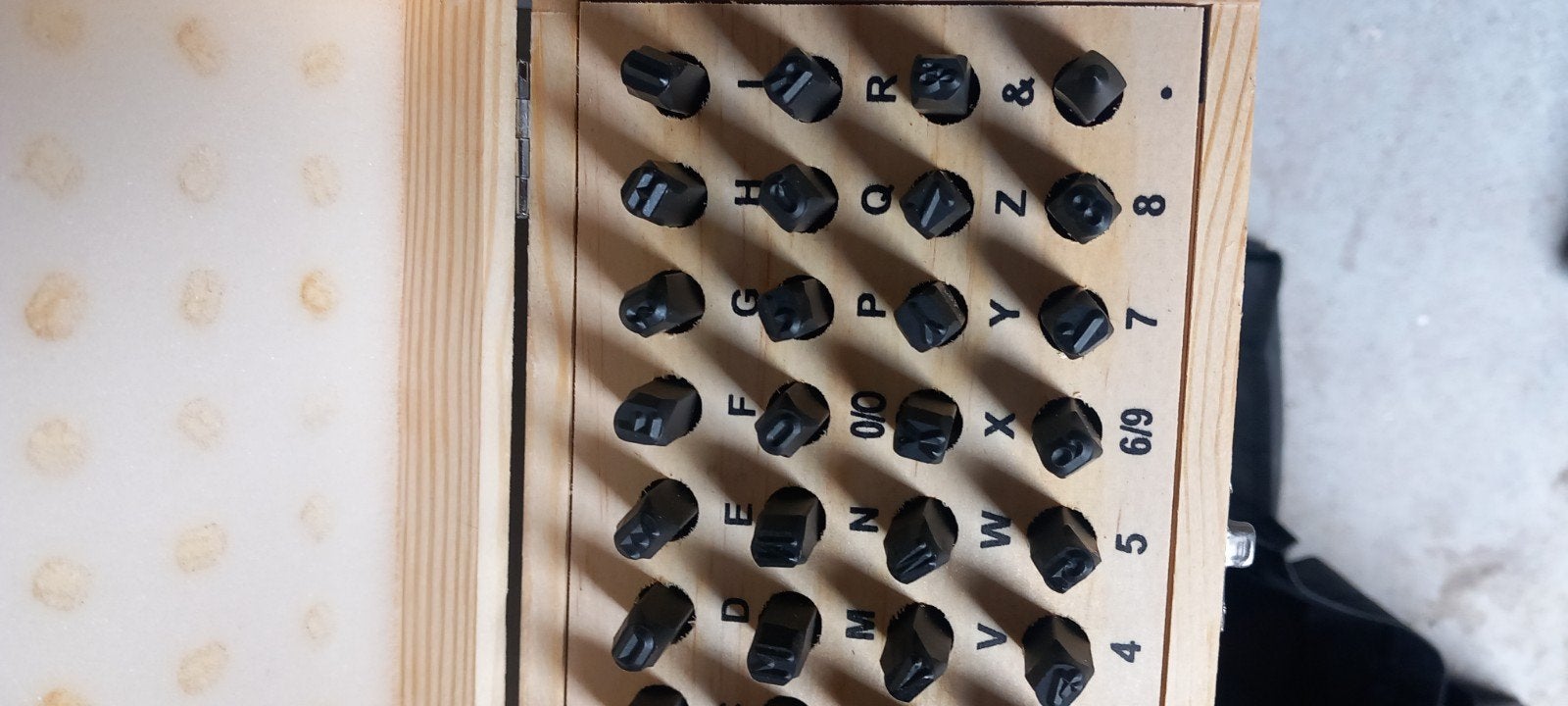 Nieuwe slagstempels letters en cijfers in houten kistje, Ophalen of Verzenden, Nieuw, Overige typen