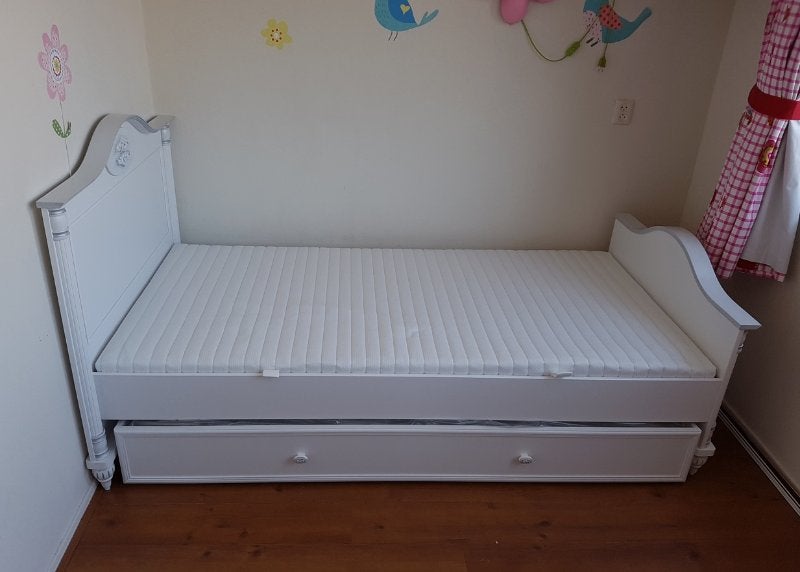 Foto 2 van Romantic meisjes bed 200 x 100 cm incl bedlade + nachtkastje