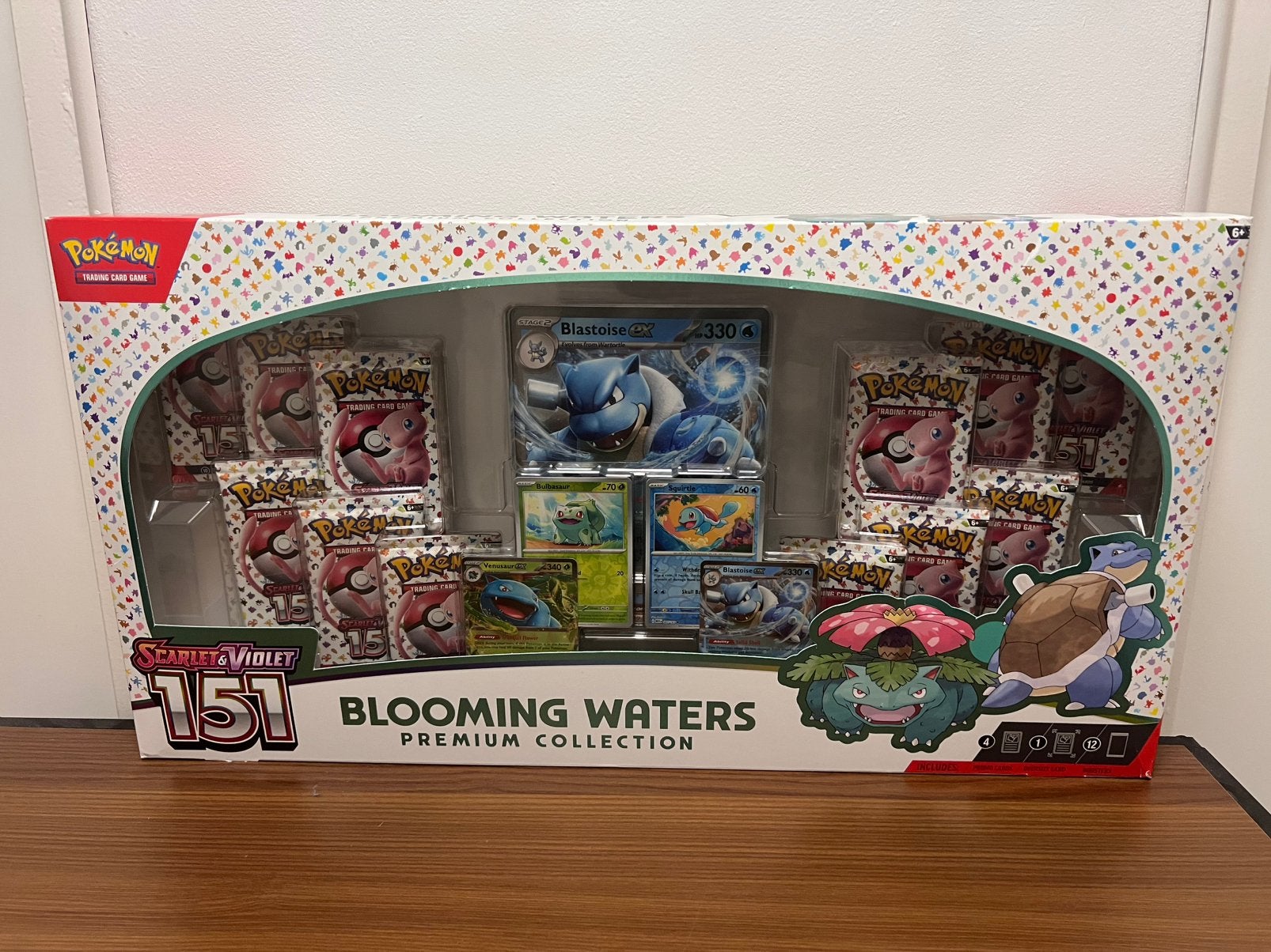 151 Blooming Waters Premium Collection met deuk, Hobby en Vrije tijd, Verzamelkaartspellen | Pokémon, Ophalen of Verzenden, Nieuw
