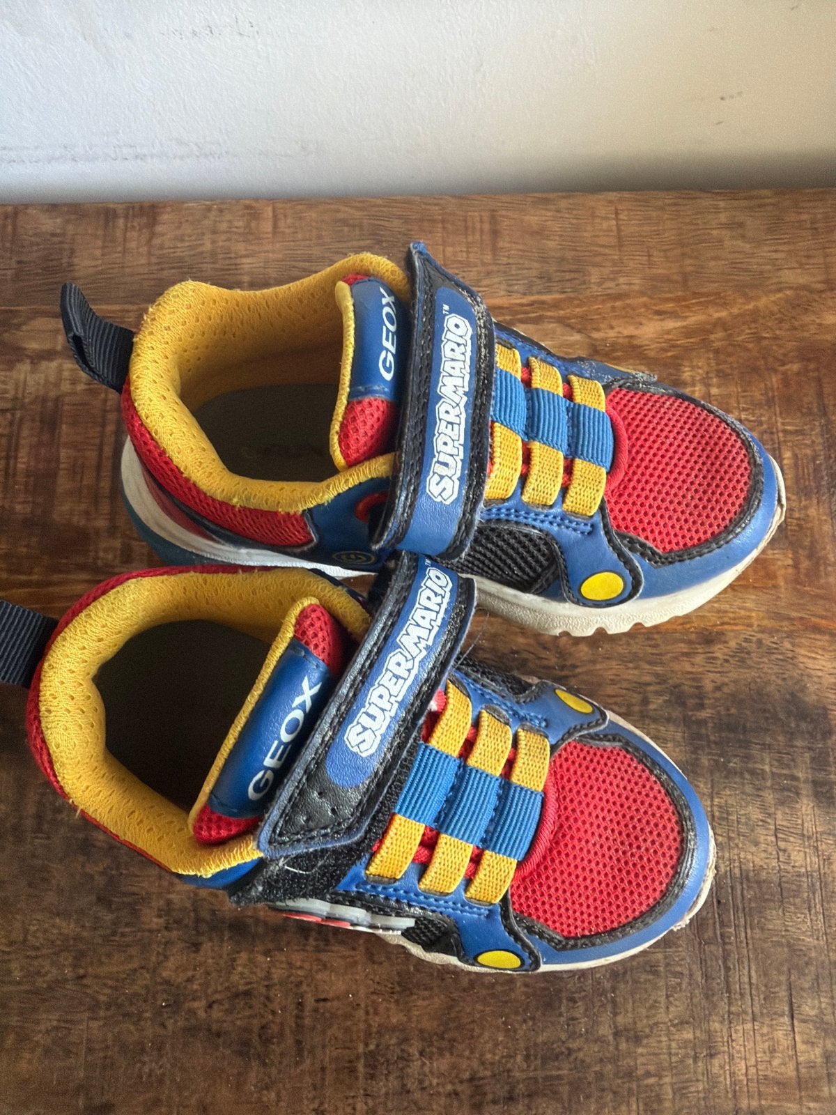 Geox Super Mario schoenen met lichtjes maat 24, Kinderen en Baby's, Kinderkleding | Schoenen en Sokken, Ophalen, Gebruikt, Jongen