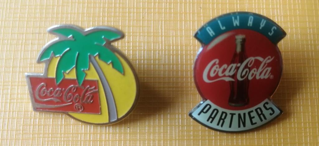 Twee Coca Cola pins, Verzamelen, Verzenden, Merk