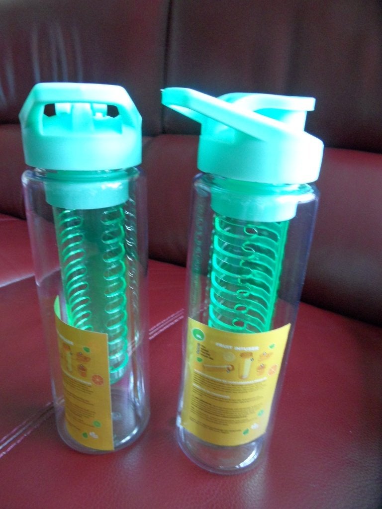 2 WATERFLESSEN OFTEWEL BIDON MET FRUIT INFUSER (GLOEDNIEUW)., Ophalen of Verzenden, Nieuw