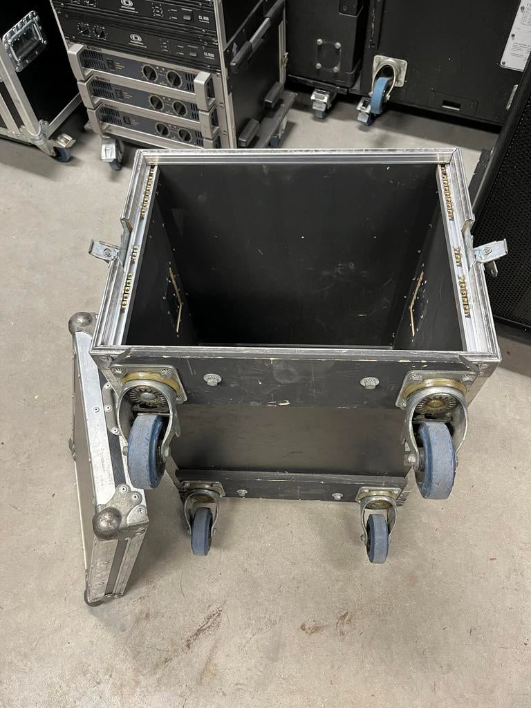 Degelijke 8 HE Versterkerrack op wielen P.P. cases, Ophalen, PP, PP, Gebruikt