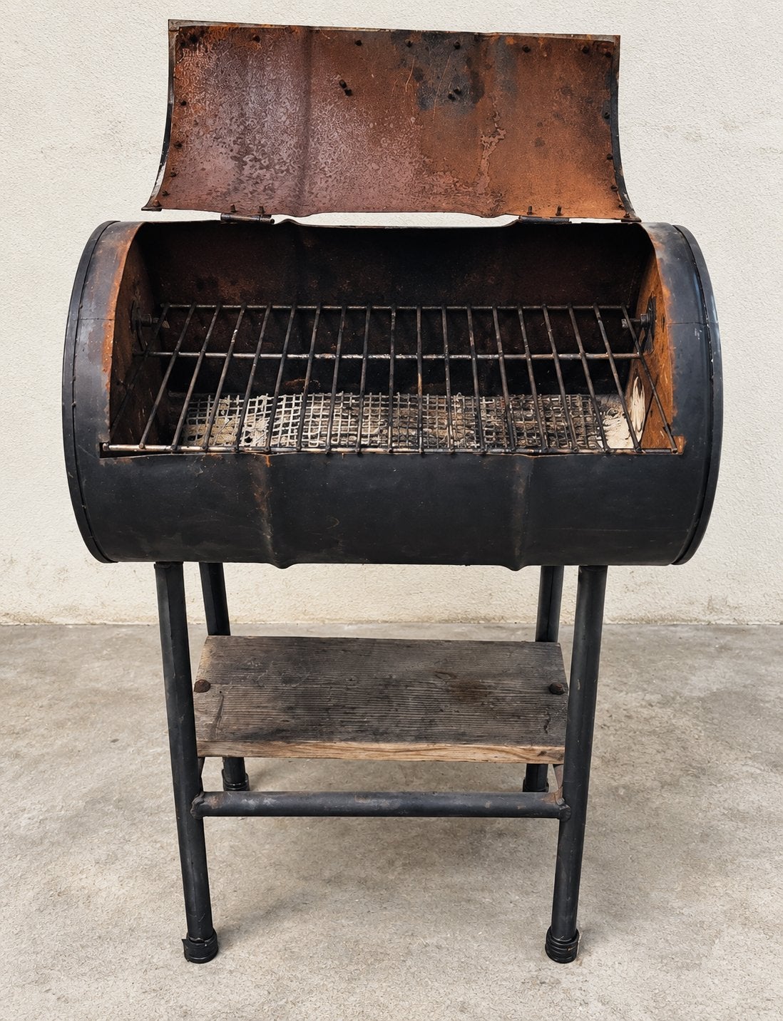Stoere barrel BBQ met deksel en grillrooster, Ophalen, Gebruikt