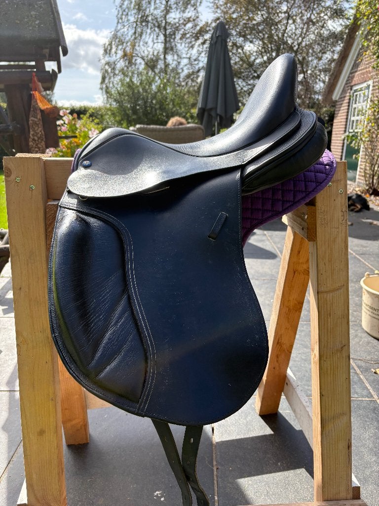 Zadel merk Equestor, Dieren en Toebehoren, Ophalen, Close contact, L (17.5 inch), Dressuur