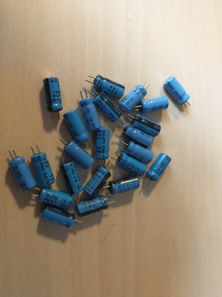 Philips 10uf 63v (Nieuw) (17 stuks) en BC 10uf 63v 6 stuks, Hobby en Vrije tijd, Ophalen of Verzenden, Nieuw