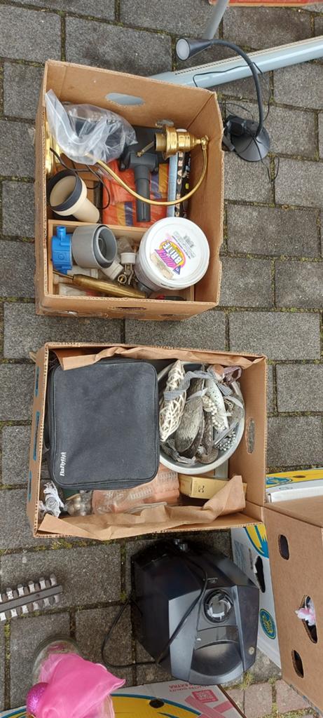 Spullen voor de markt. Veel diversen, Ophalen