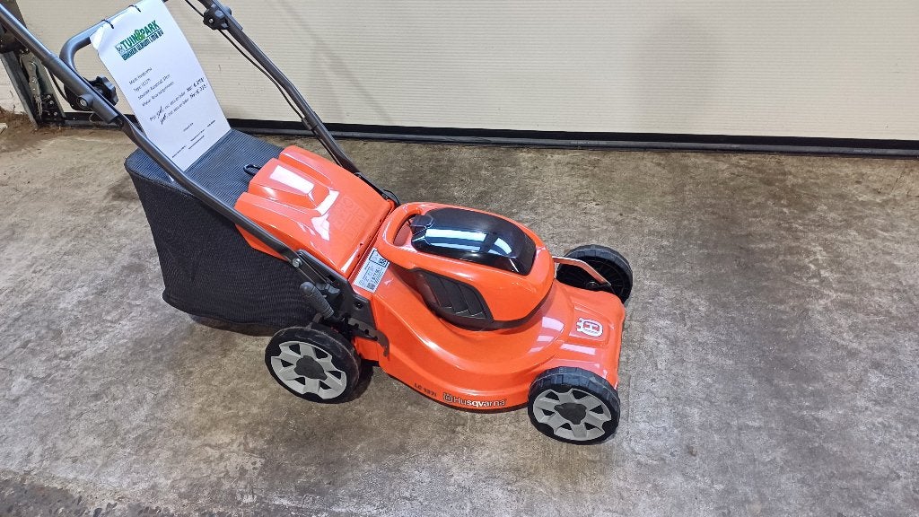 Husqvarna LC137I Accu Gazonmaaier, Cirkelmaaier, Accu-grasmaaier, Ophalen of Verzenden, Zo goed als nieuw
