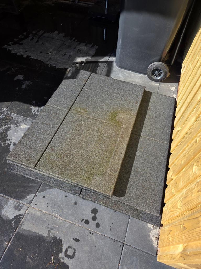 Rubberen tegels 2x 100x100cm, 1x 100x70cm - GRATIS, Ophalen, Zo goed als nieuw, Minder dan 10 m², Kunstgras