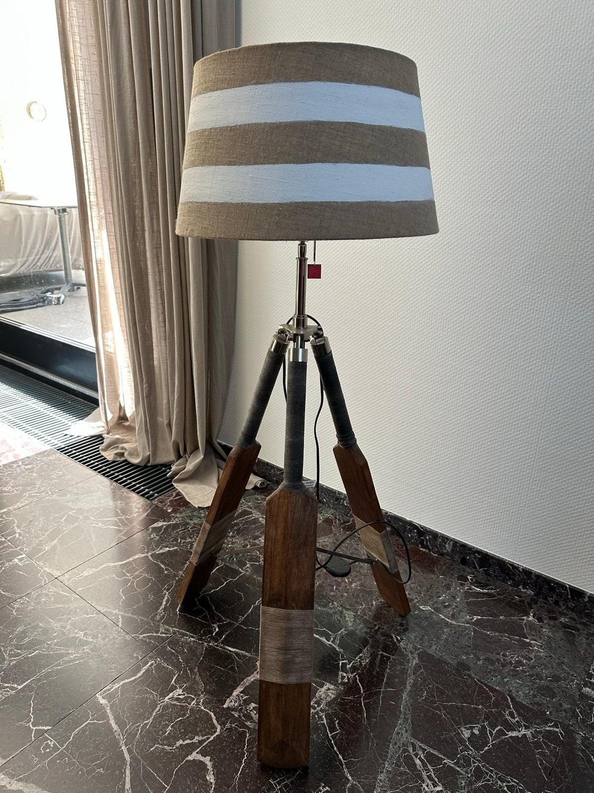 Riviera Maison Vloerlamp met Cricket Bat Onderstel, Ophalen, E27 (groot), Zo goed als nieuw, 150 tot 200 cm