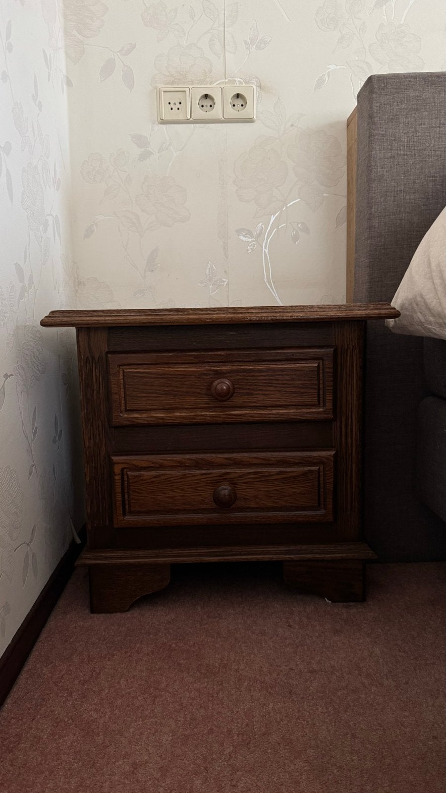 Nachtkastjes van donker hout met twee lades, Ophalen, Gebruikt, 55 tot 70 cm, 45 tot 65 cm