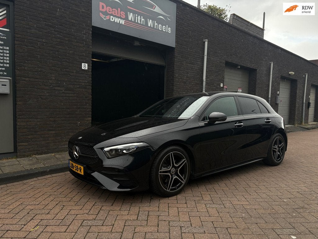 Mercedes-Benz A-klasse 180 AMG Line, Auto's, 136 pk, Gebruikt, 4 cilinders, Zwart