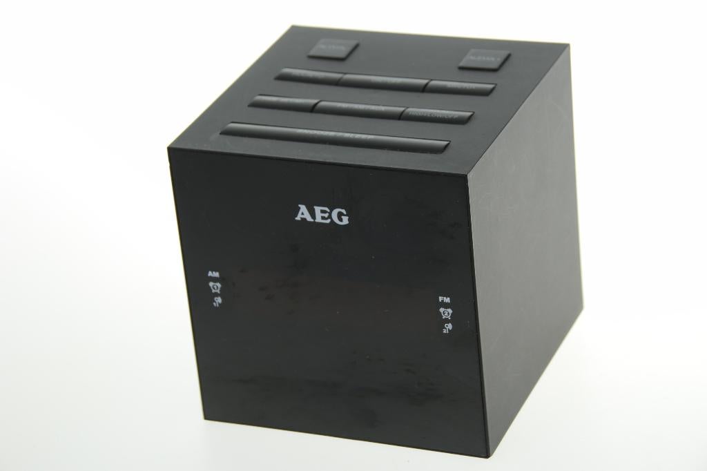 Klokwekkerradio AEG met 2 alarmen en USB-aansluiting, Ophalen of Verzenden, Zo goed als nieuw, Digitaal