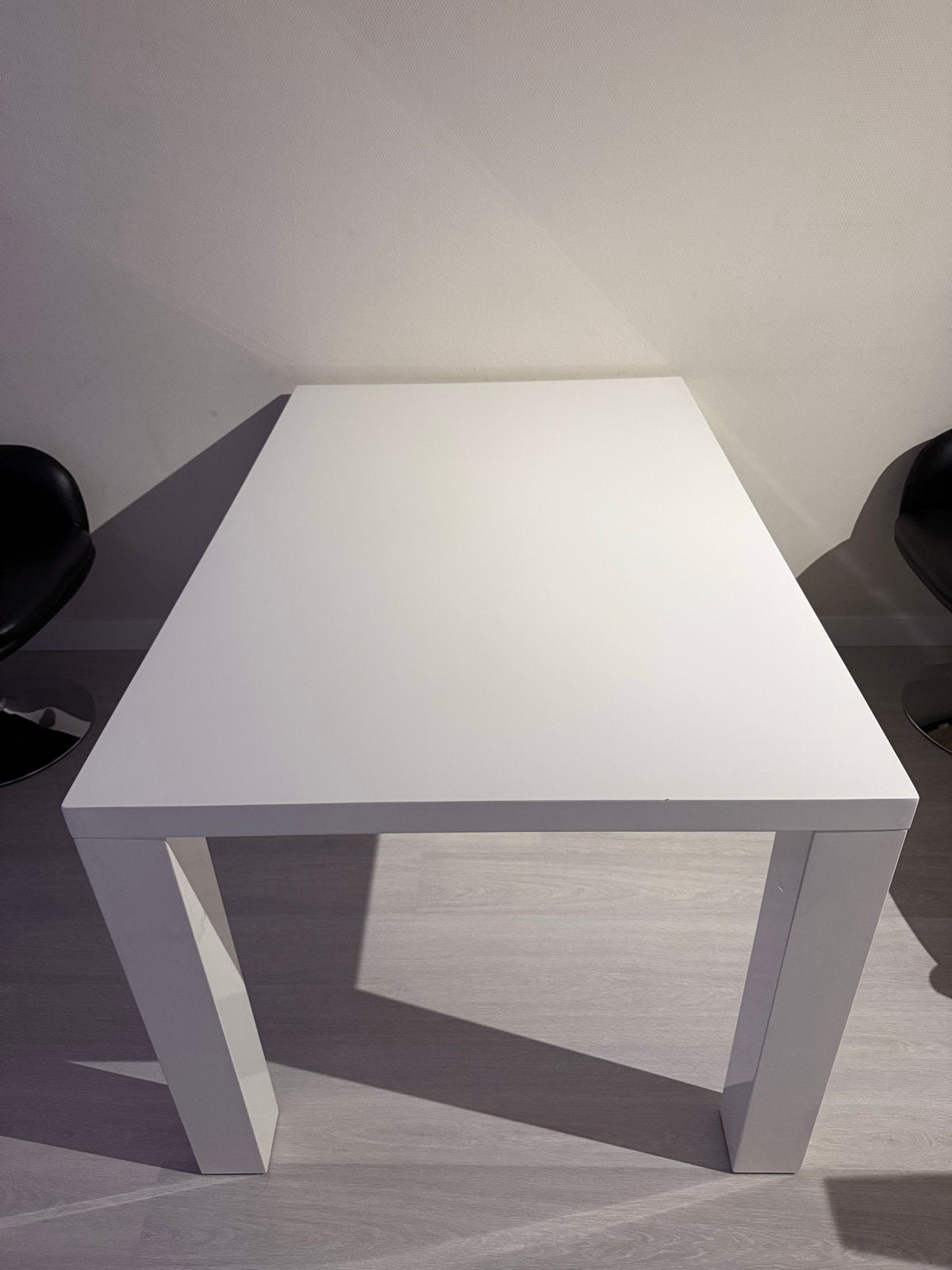 Witte eettafel met vier zwarte draaibare stoelen, Gebruikt, Twee, Wit, Ophalen of Verzenden