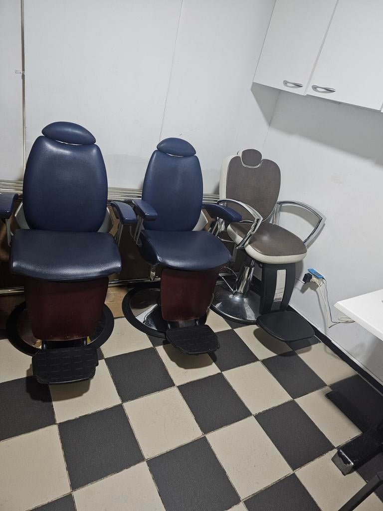 Professionele Kappersstoelen en Spiegels en gratis kast