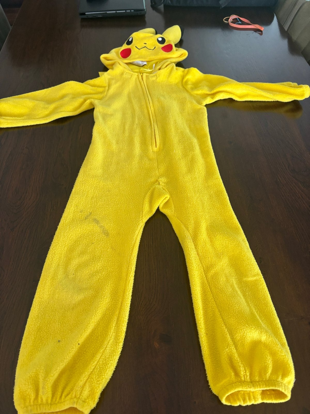 Pikachu Pokémon pak onesie voor 4-6 jaar (met vlekje), Kinderen en Baby's, Carnavalskleding en Verkleedspullen, Ophalen of Verzenden