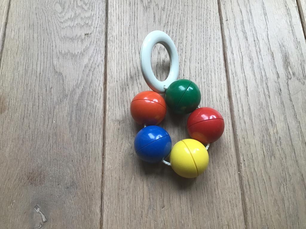 Ambi Toys rammelaar met 5 gekleurde balletjes., Ophalen of Verzenden, Gebruikt, Rammelaar
