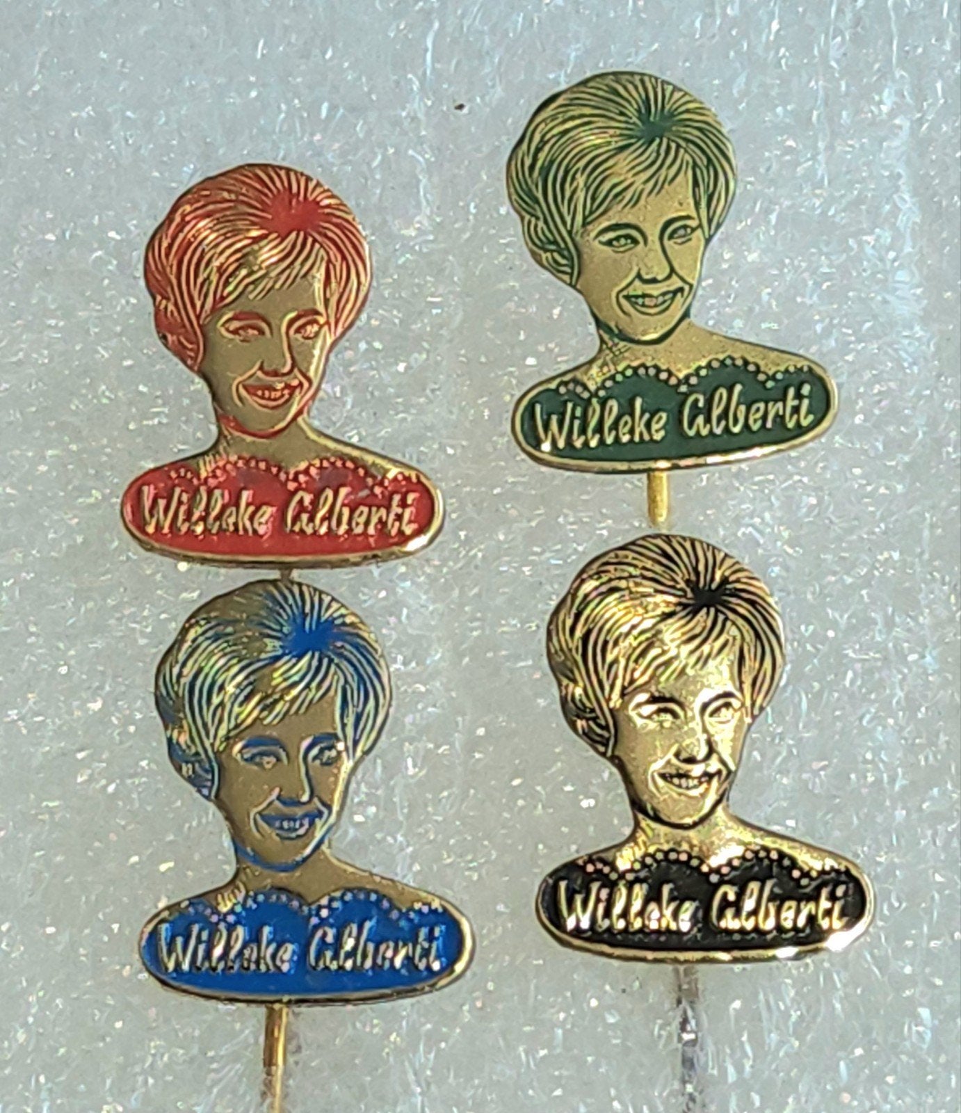 4 Speldjes Willeke Alberti, Verzamelen, Ophalen of Verzenden, Gebruikt, Overige onderwerpen, Speldje of Pin