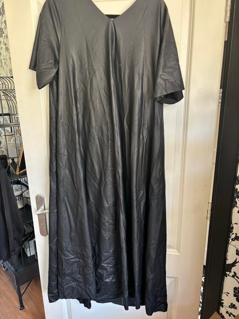 Zwarte (nep)leren jurk van Portraits, maat M (38/40), Kleding | Dames, Grote Maten, Zo goed als nieuw, Jurk, Zwart, Verzenden