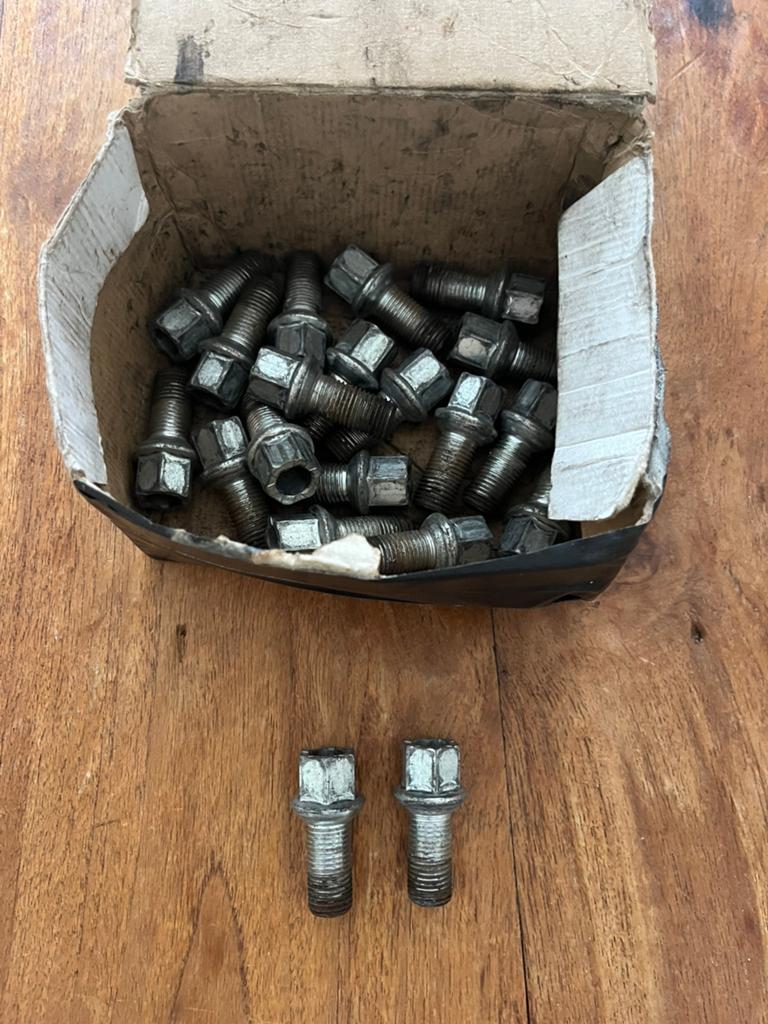 Moeren en doppen banden vw polo, Ophalen