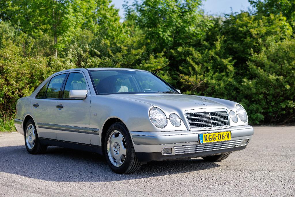 Mercedes-Benz E-Klasse 2.3 E230 Sedan Classic AUT 1996 Grijs, Auto's, Mercedes-Benz, 4 cilinders, 150 pk, Grijs, Particulier