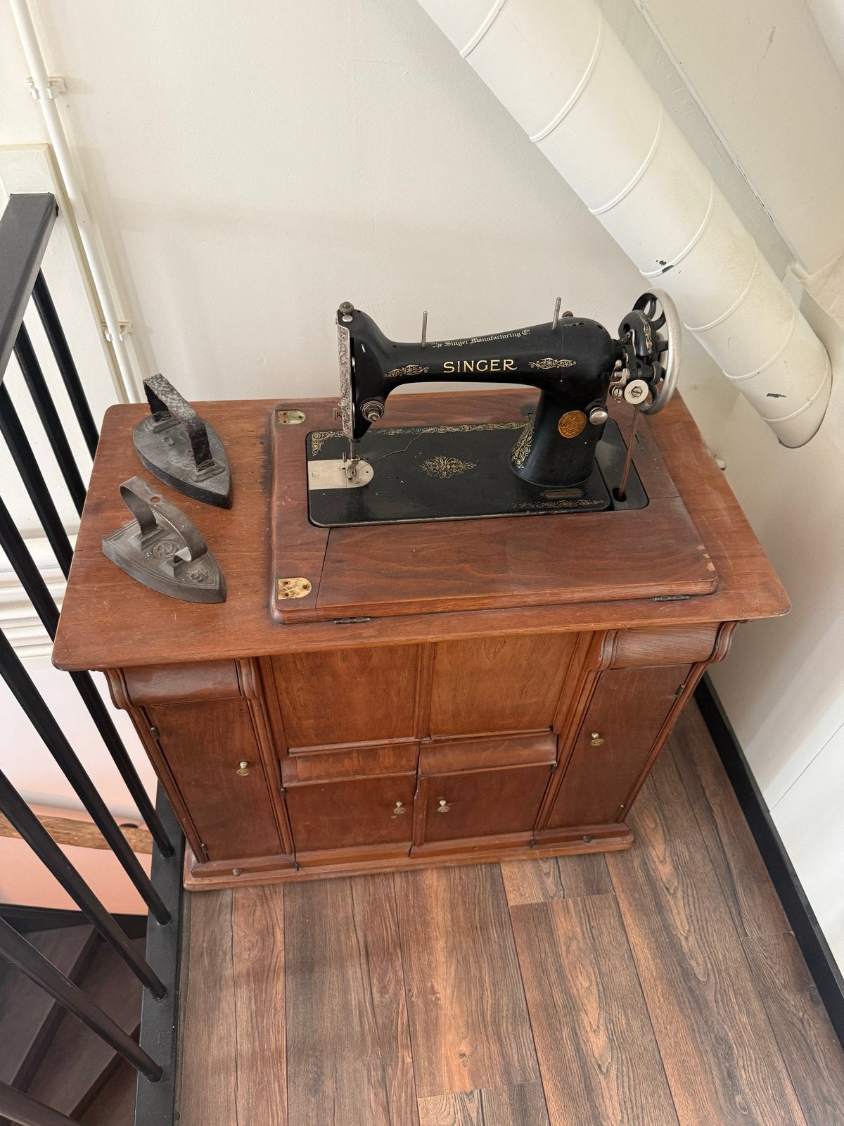 Antieke Singer Naaimachine No. 66 met houten kast, Ophalen