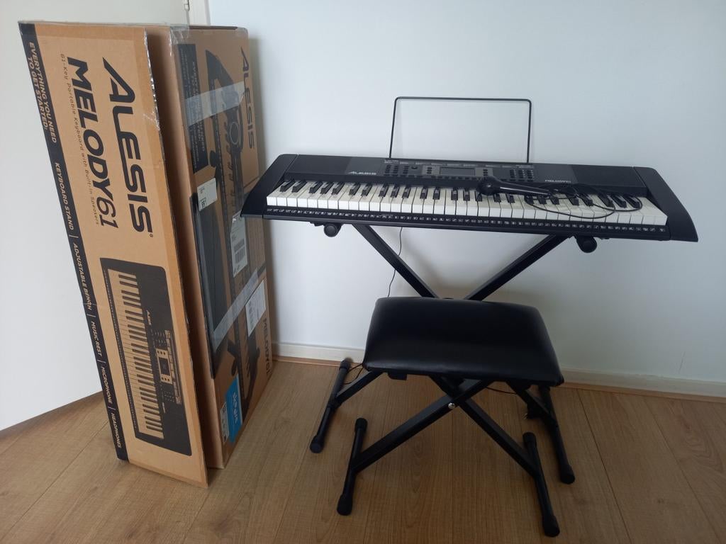 Alesis Melody 61 keyboard met standaard en kruk, Muziek en Instrumenten, Keyboards, Gebruikt, 61 toetsen, Overige merken, Met standaard
