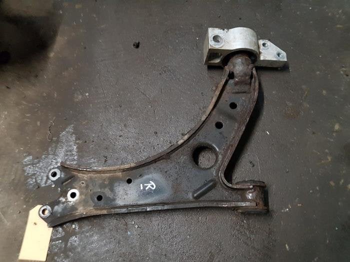 Draagarm onder rechts-voor van een Volkswagen Golf, Gebruikt, -, Volkswagen, -