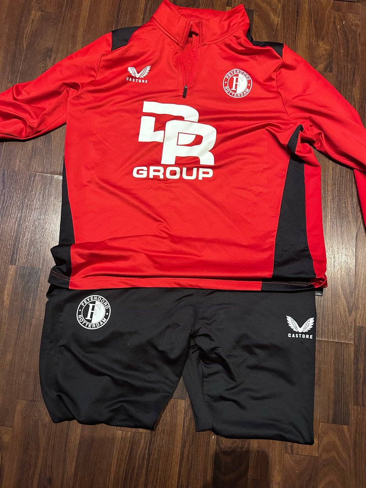 Feyenoord Trainingspak - Rood/Zwart - Maat L broek xl, Maat 52/54 (L), Verzenden, Zo goed als nieuw, Voetbal