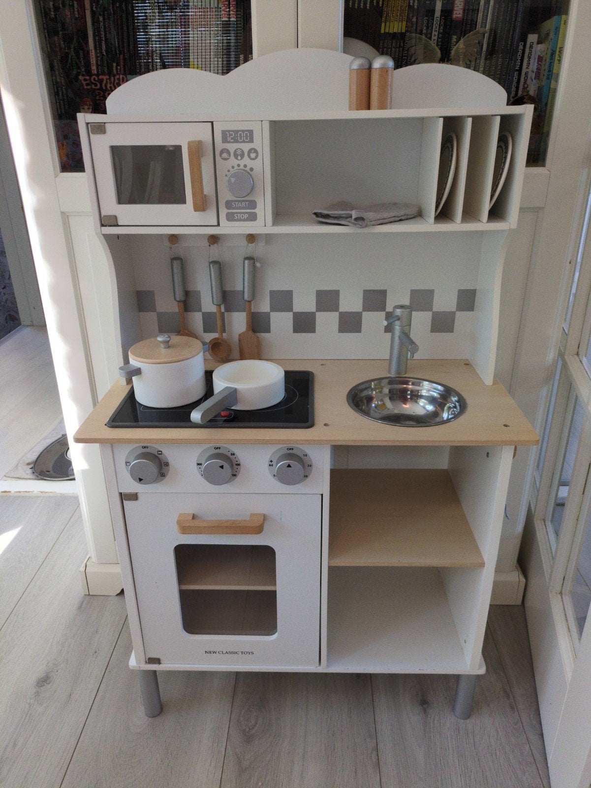 Houten speelkeuken met accessoires - New Classic Toys, Kinderen en Baby's, Ophalen, Meubelstuk of Keukentje