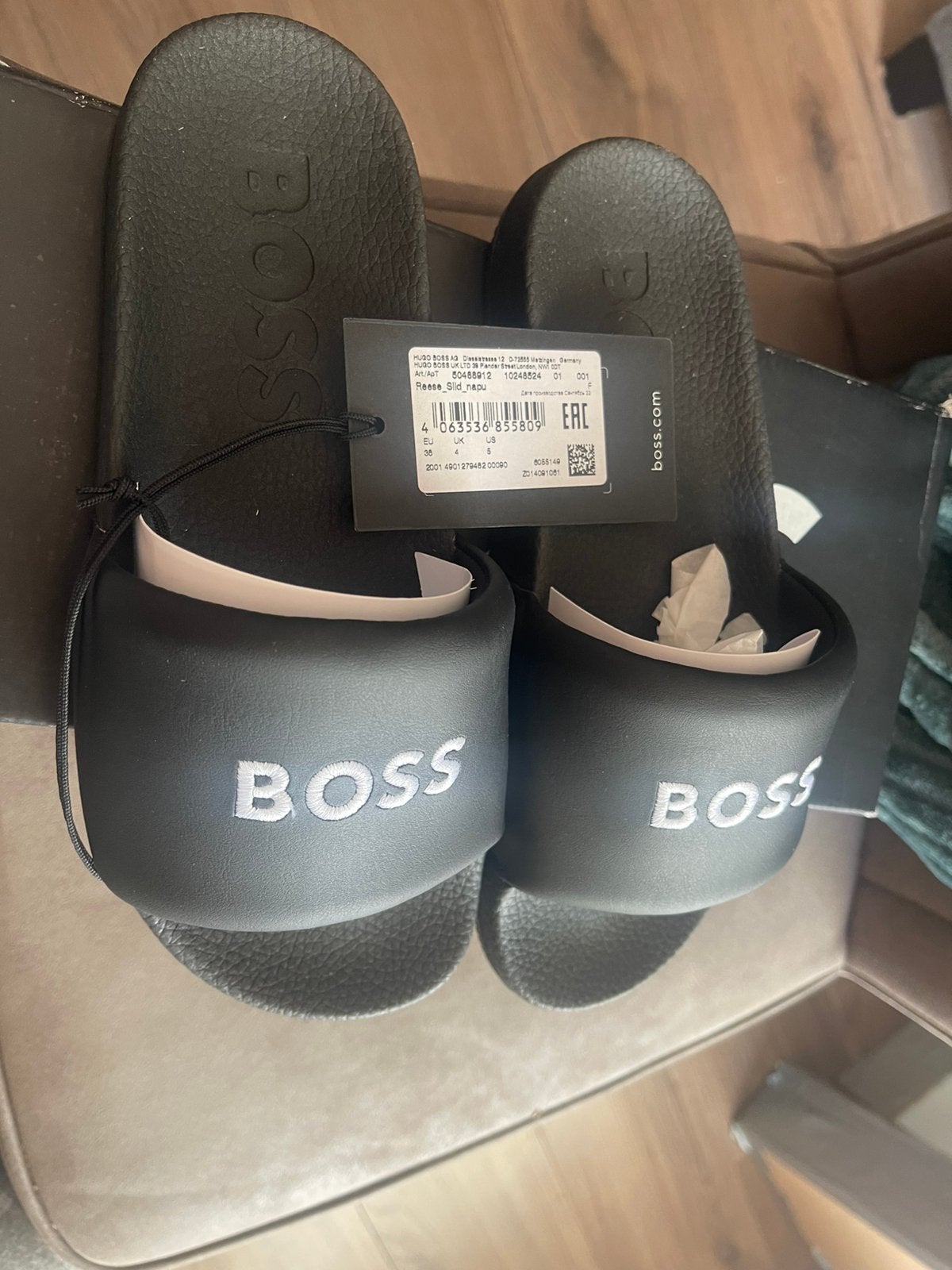 Hugo Boss slippers in maat 38 nieuw in de doos, Ophalen of Verzenden, Zo goed als nieuw, Zwart