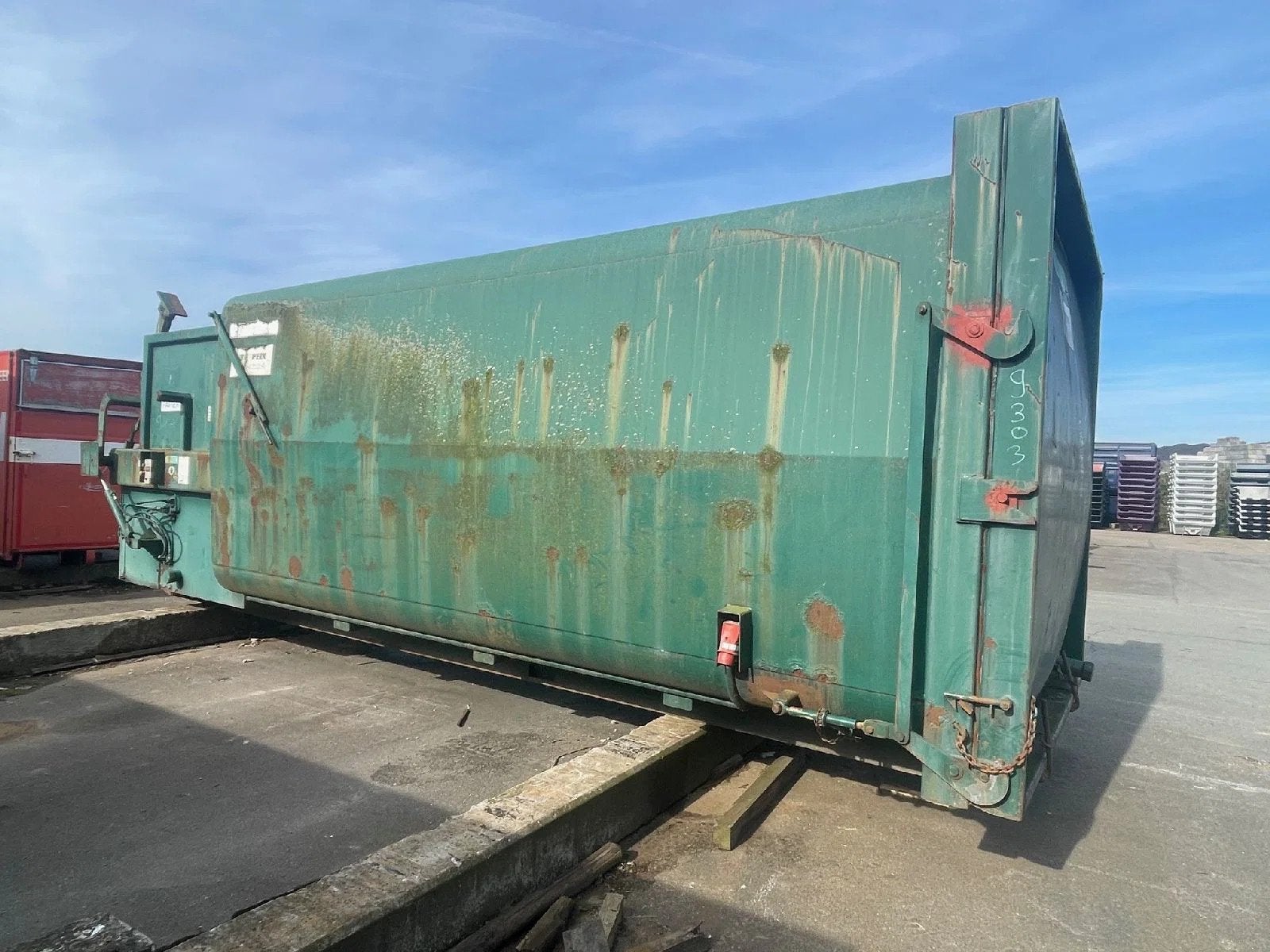 VERNOOY PERSCONTAINER 9303, Dave Vernooij, Dave@vernooy.nl, Kellensedwarsweg 9
4004 JC  Tiel, NL