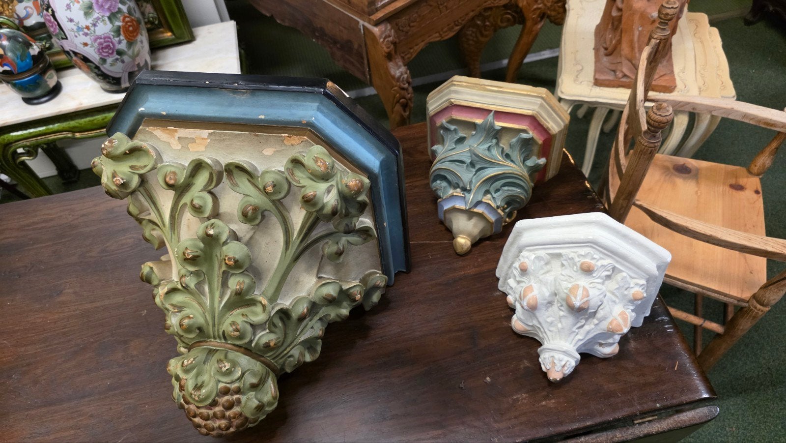 Drie antieke wandconsoles