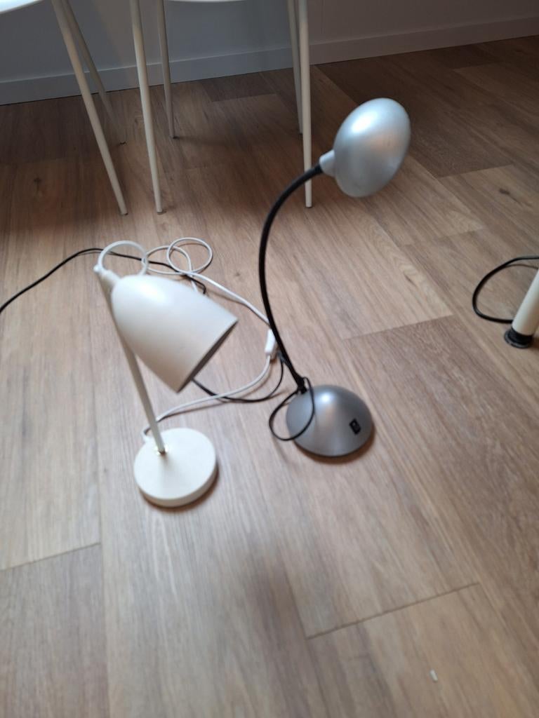 Set van 2 bureaulampen: wit en zilverkleurig, Gebruikt, Modern, functioneel, Ophalen of Verzenden, Minder dan 50 cm