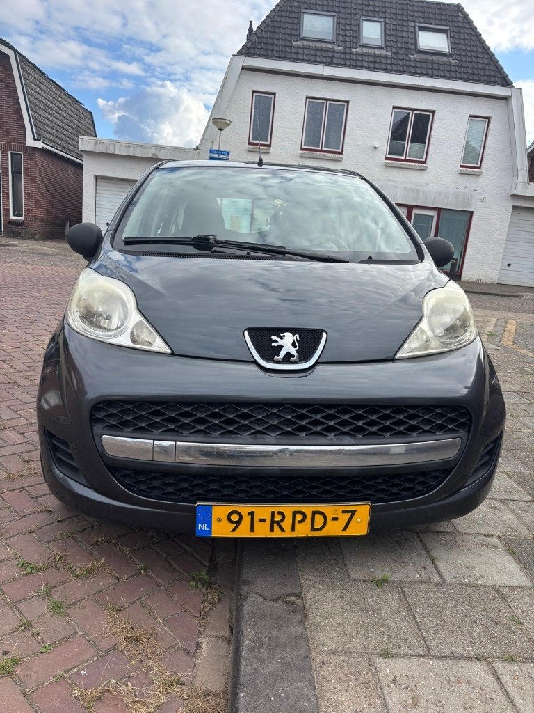 Peugeot 107 1.0 12V 5DR 2011 Recente APK en grote beurt, Auto's, Peugeot, Voorwielaandrijving, Euro 5, Stof, Airbags