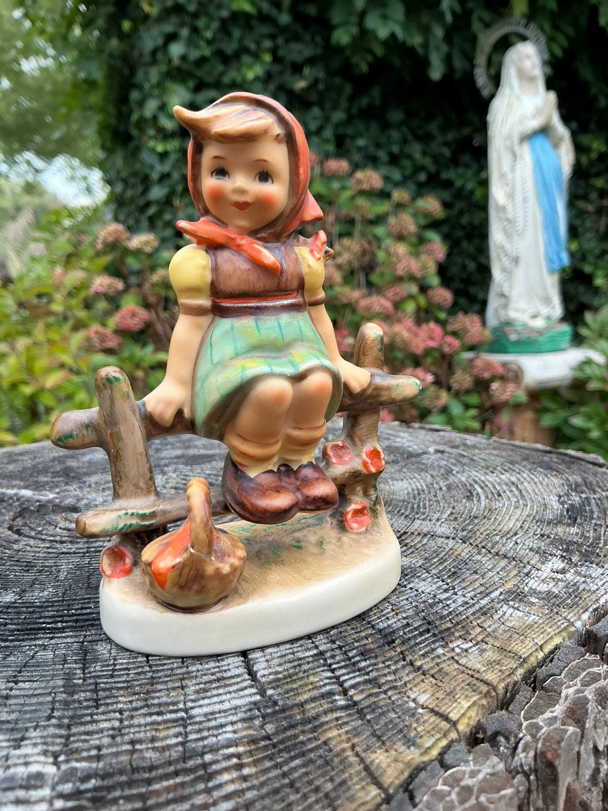 Goebel Hummel Beeldje ❤️ Meisje op Hek 112 3/0. 1938, Verzamelen, Ophalen of Verzenden, Zo goed als nieuw, Hummel