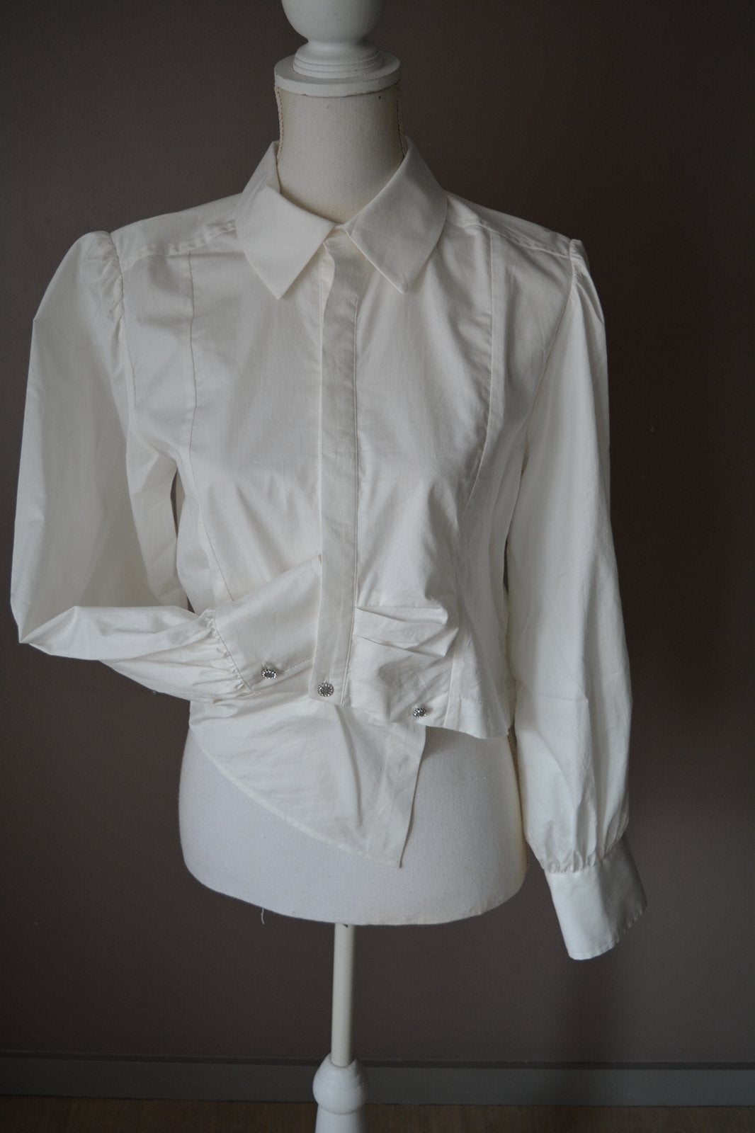 NIKKIE Witte blouse met pofmouwen en sierknopjes, Ophalen of Verzenden, Zo goed als nieuw