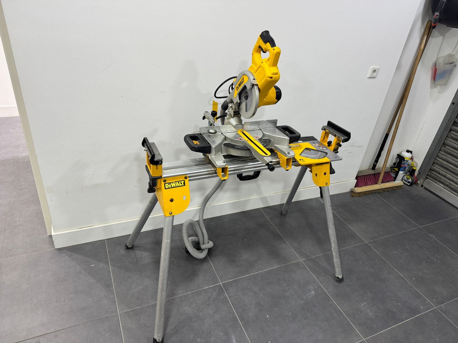 Dewalt afkortzaag dws777 met nieuw zaagblad en onderstel, Doe-het-zelf en Verbouw, Gereedschap | Zaagmachines, Ophalen, 70 mm of meer